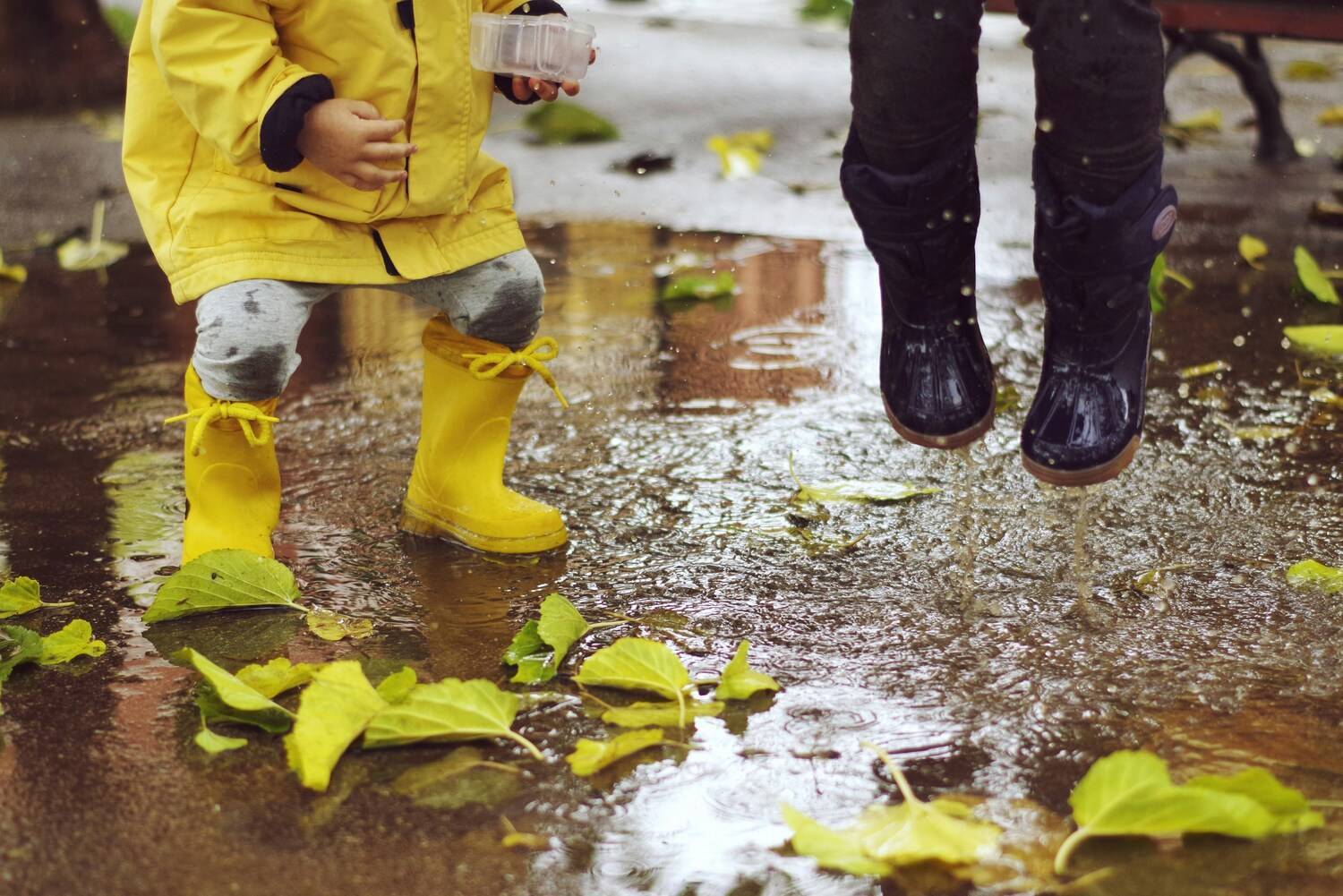 Famille sous la pluie